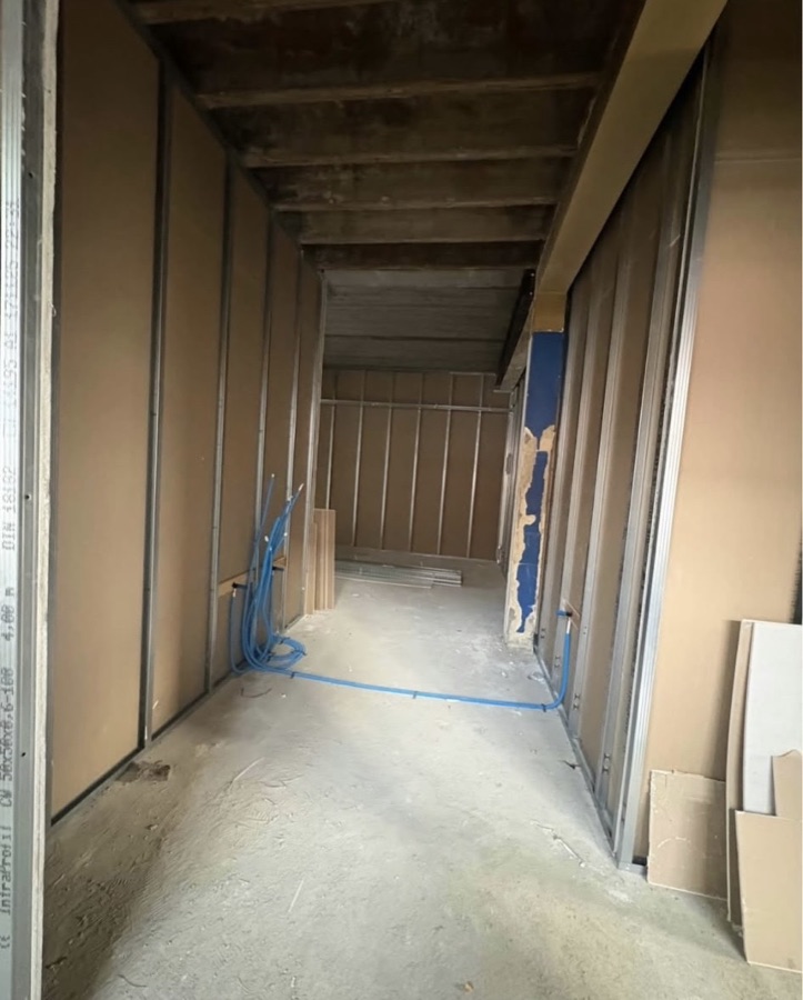 Couloir en travaux, cloisons montées avant enduisage