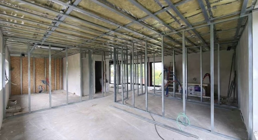 Ossature métallique de cloisons montée sur un chantier de rénovation