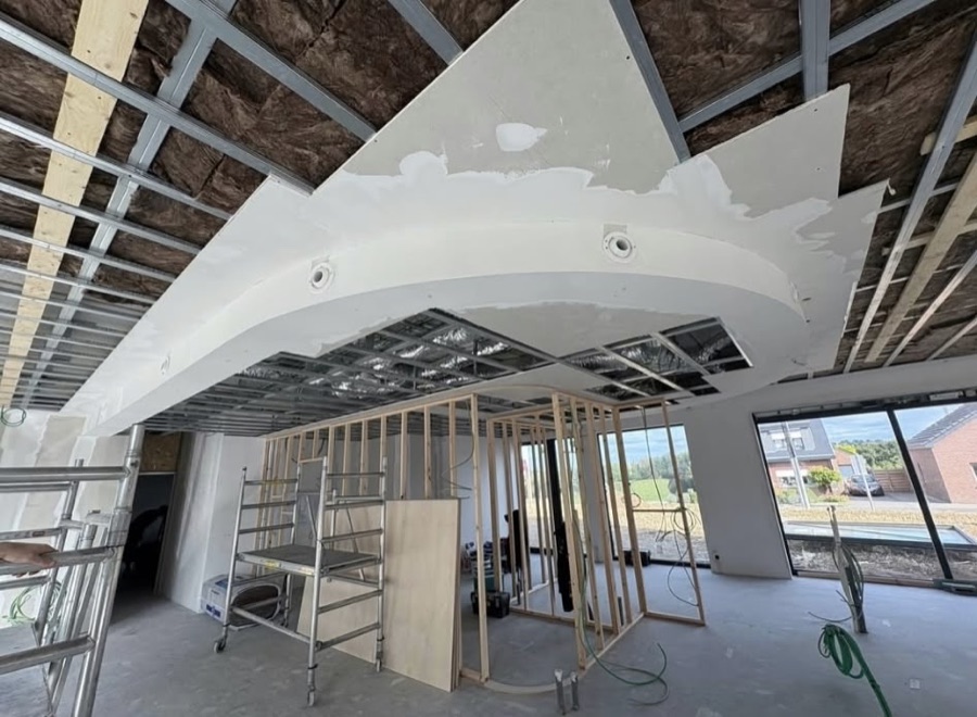 Faux plafond courbe en plaques de plâtre en cours de réalisation
