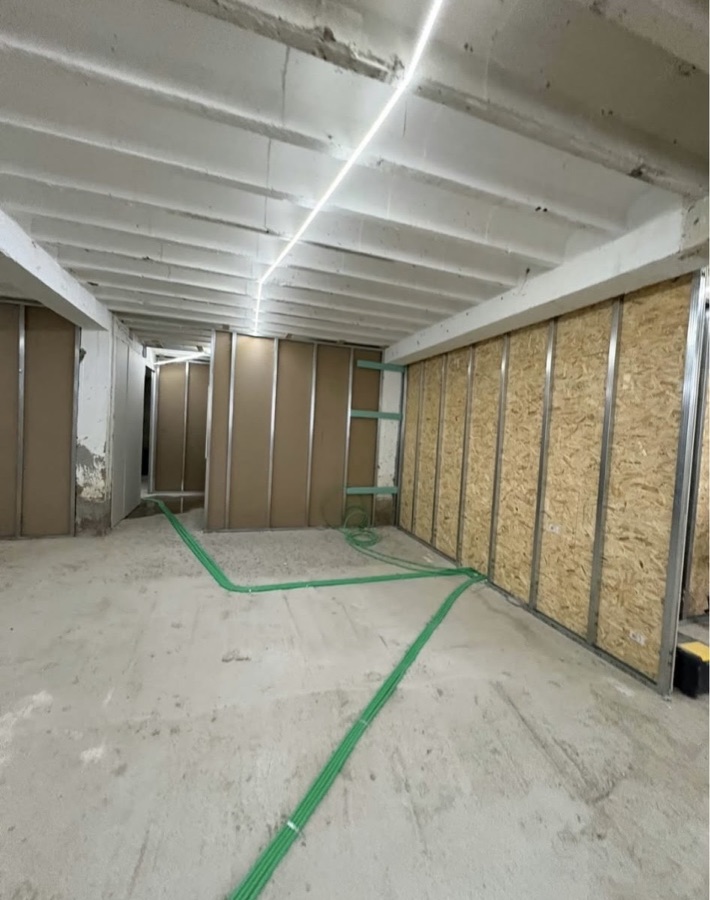 Passage des gaines et des évacuations avant fermeture des cloisons