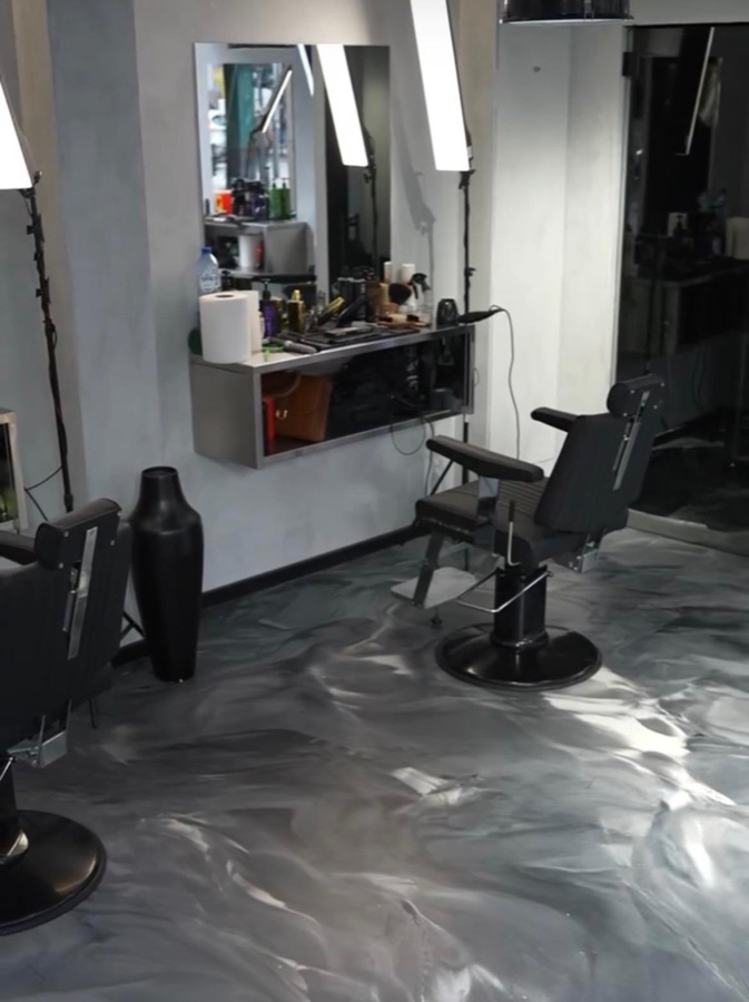Sol en époxy métallisé gris à effet marbré dans un salon de coiffure