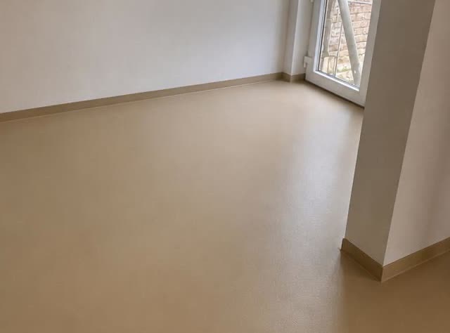 La même pièce, même angle, une fois le polyuréthane sable coulé