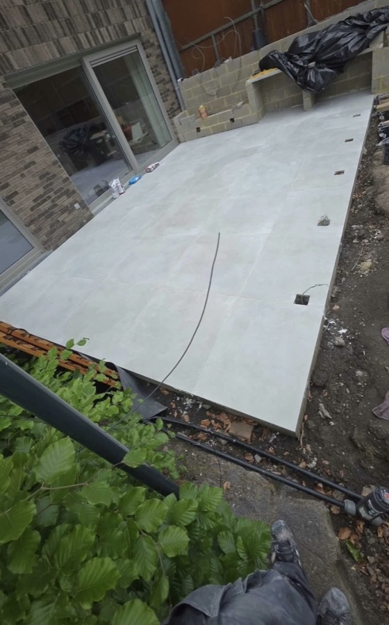 Terrasse extérieure en dalles grand format posées sur plots