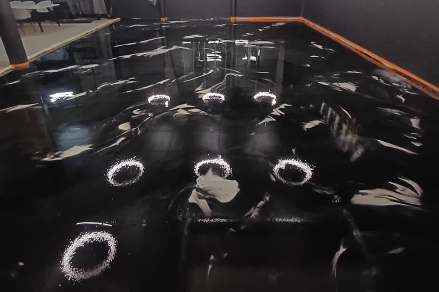 Le même local une fois l'époxy noir miroir coulé